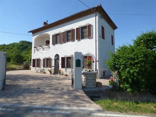 Monferrato, renovert hus med hage