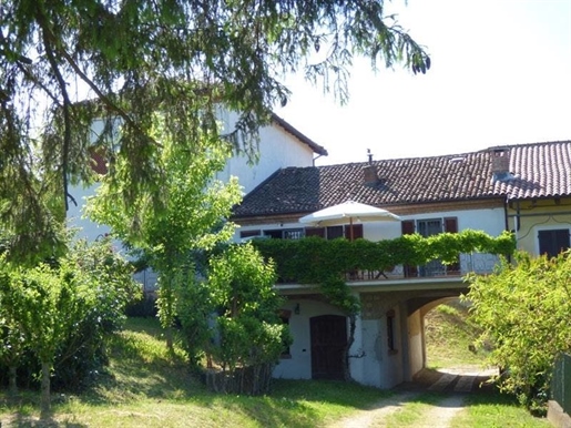 Monferrato, casa ristrutturata con giardino