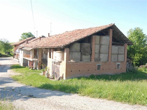 Bieten wir ein zu restaurierendes, zweistöckiges Dorfhaus zum Kauf an