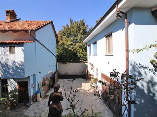 Zwei Häuser mit Garten im oberen Stadtteil von Dogliani
