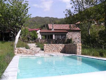 Encantador, renovado auténtico Chalet independiente en el Ardèche con gran jardín y piscina privada