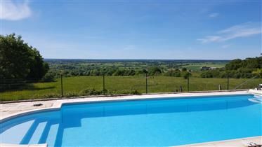 Charmig gård med pool och magnifik utsikt över centrala Frankrike