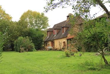 Veľký dom v krásnej dedinke v regióne Dordogne
