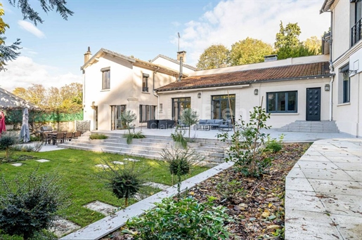 Mansion style house 270 m2 refurbished with landscaped garden and south facing terrace