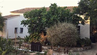 Kaksi talon omaisuutta Andalusiassa