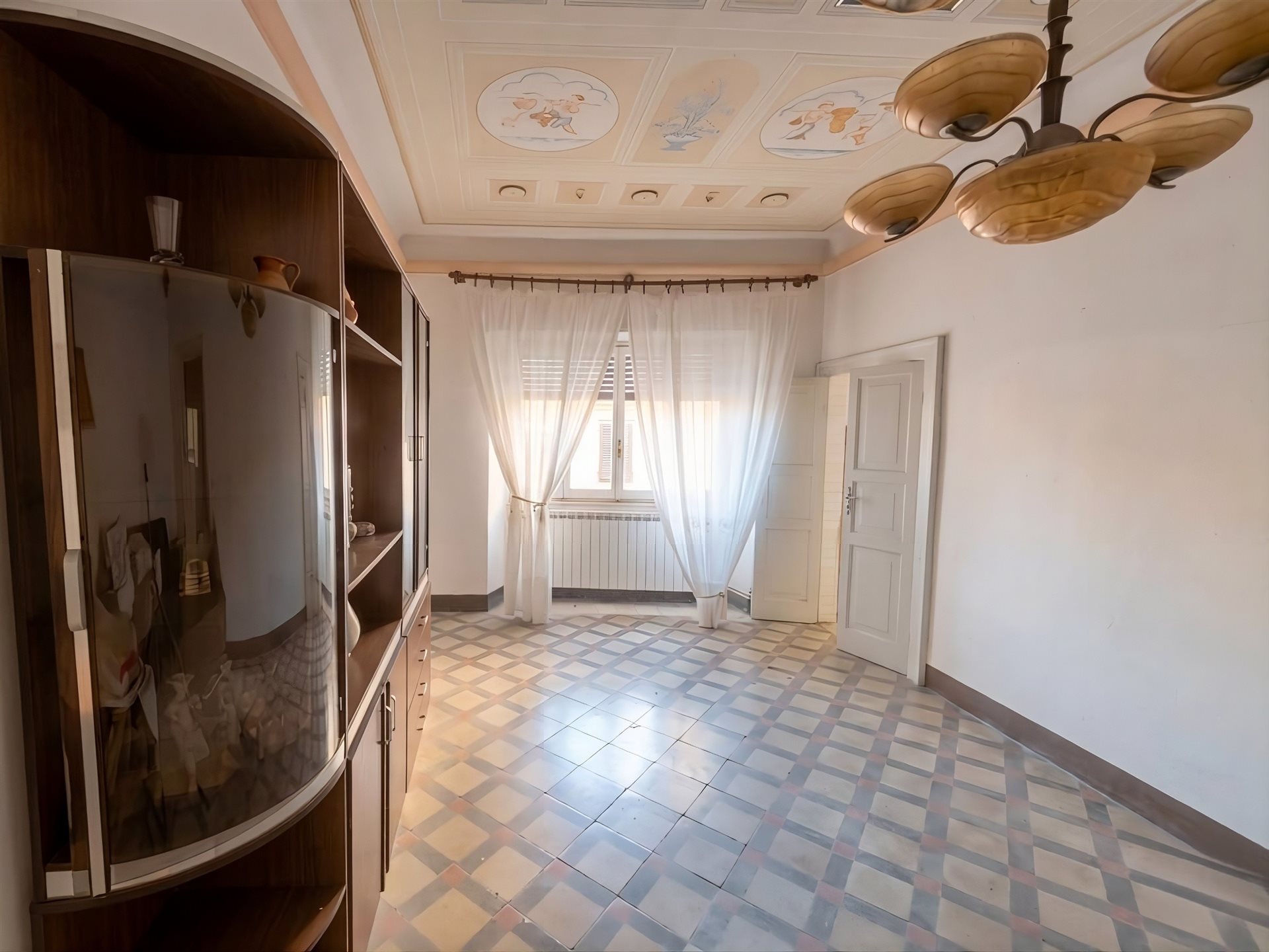 Teil einer historischen Residenz im Dorf Falcinello