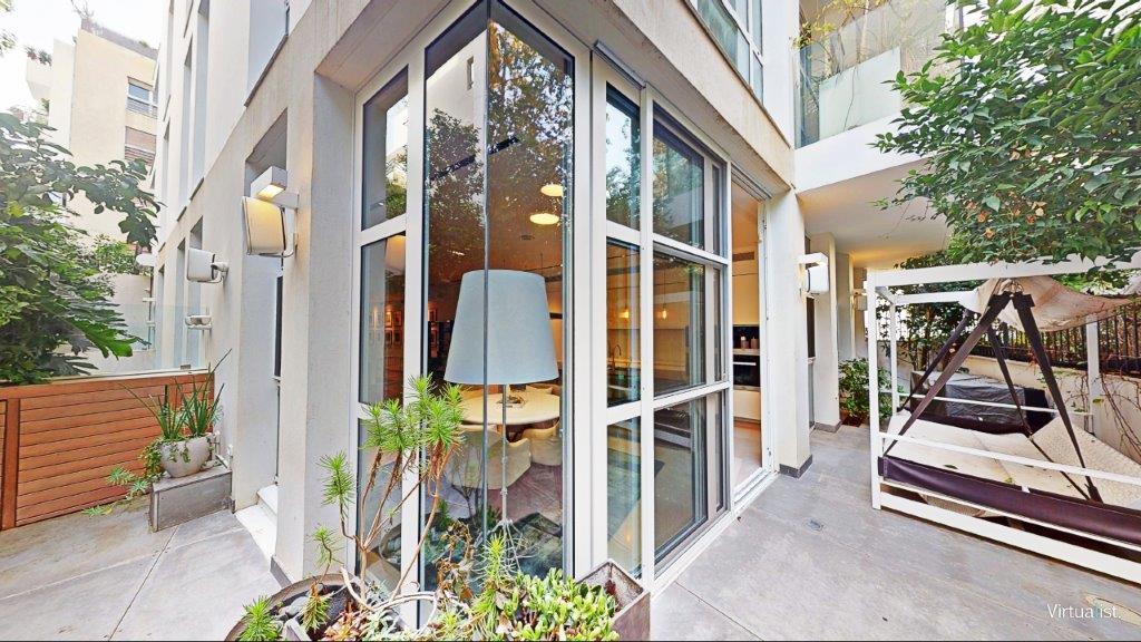 A luxurious garden apartment in a prestigious complex for sale in Tlv