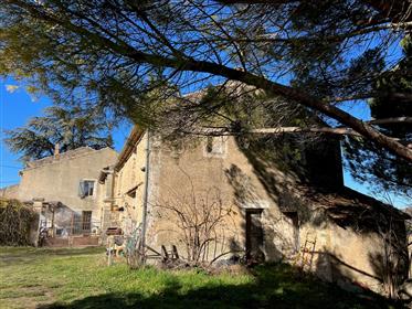 Restauriertes Bauernhaus zum Verkauf in Oppède mit Poolgarten und einer Scheune zum Umbau