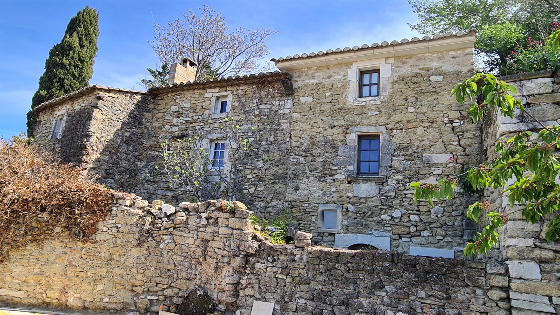 Character village house for sale in Ménerbes with a panoramic view