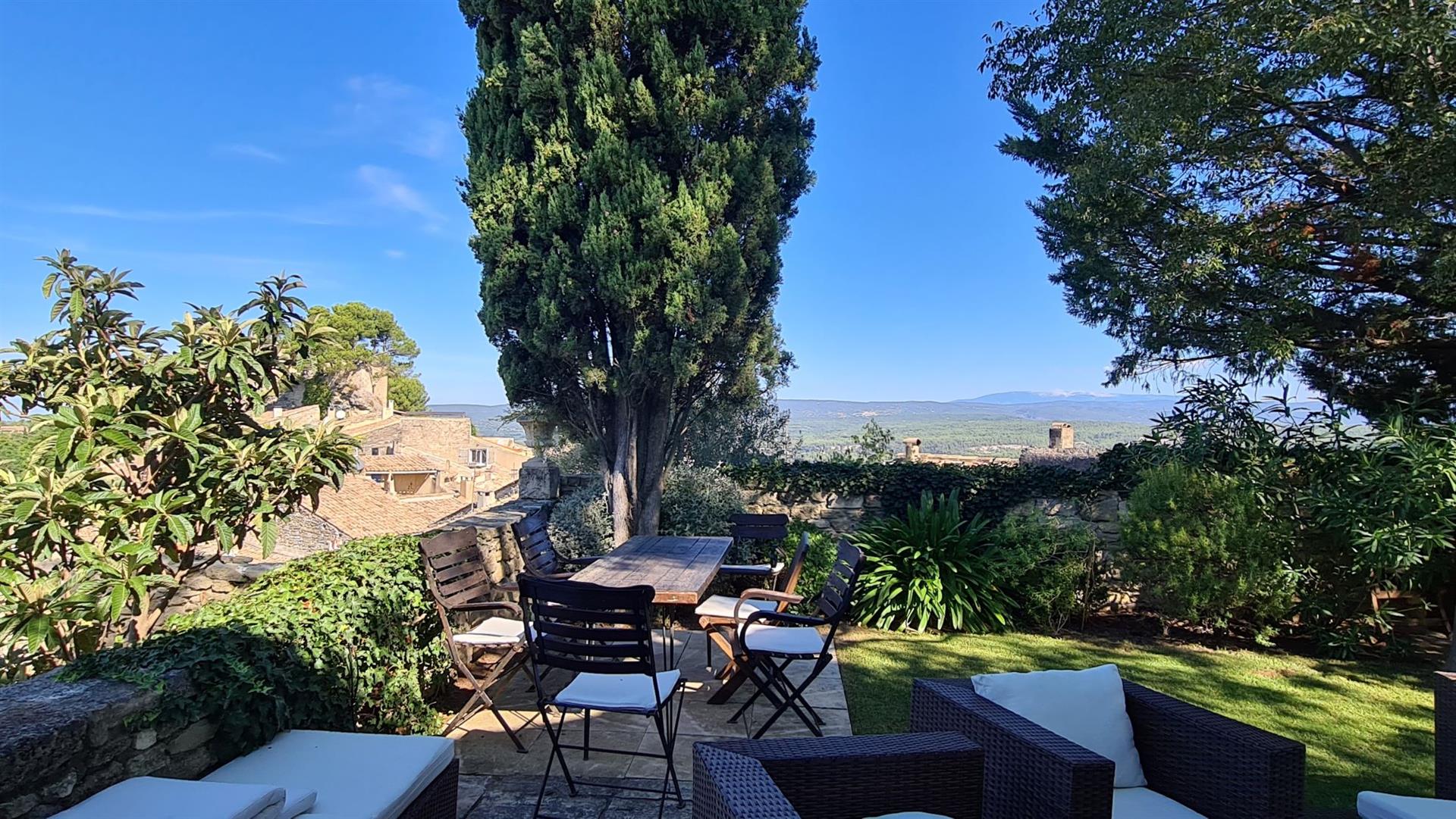 Character village house for sale in Ménerbes with a panoramic view