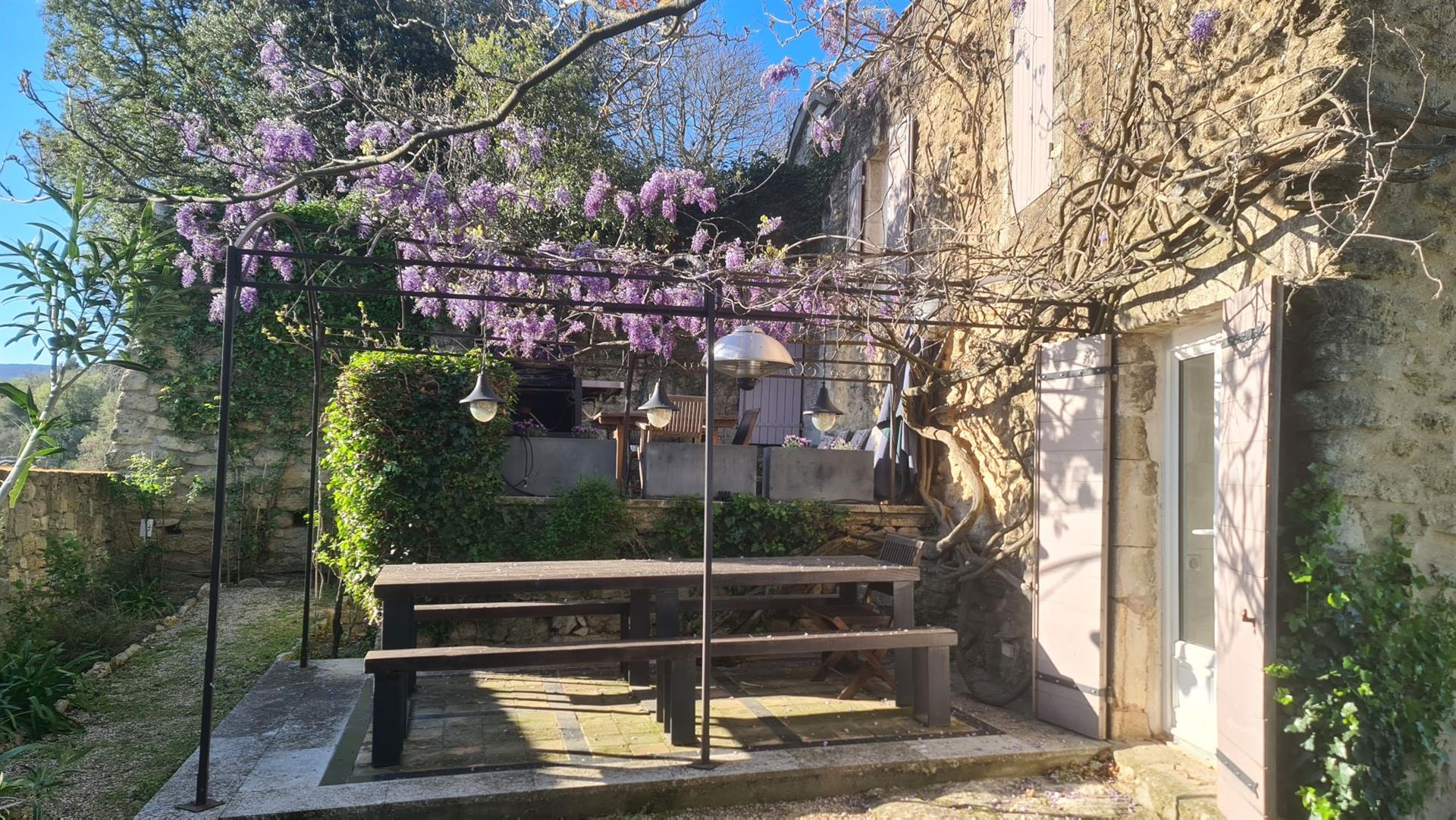 Character village house for sale in Ménerbes with a panoramic view