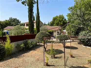 Modern house for sale in Lacoste awith a nice garden, a view to the Luberon mountain and 5 guest bed