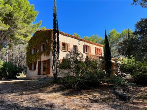 Propriété à vendre près d'Aix en Provence avec 2.5 hectares de pinède dans uh bel environnement