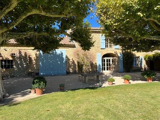 Old restored farmhouse for sale close to L'Isle sur la Sorgue with a landscaped garden, a swimming p