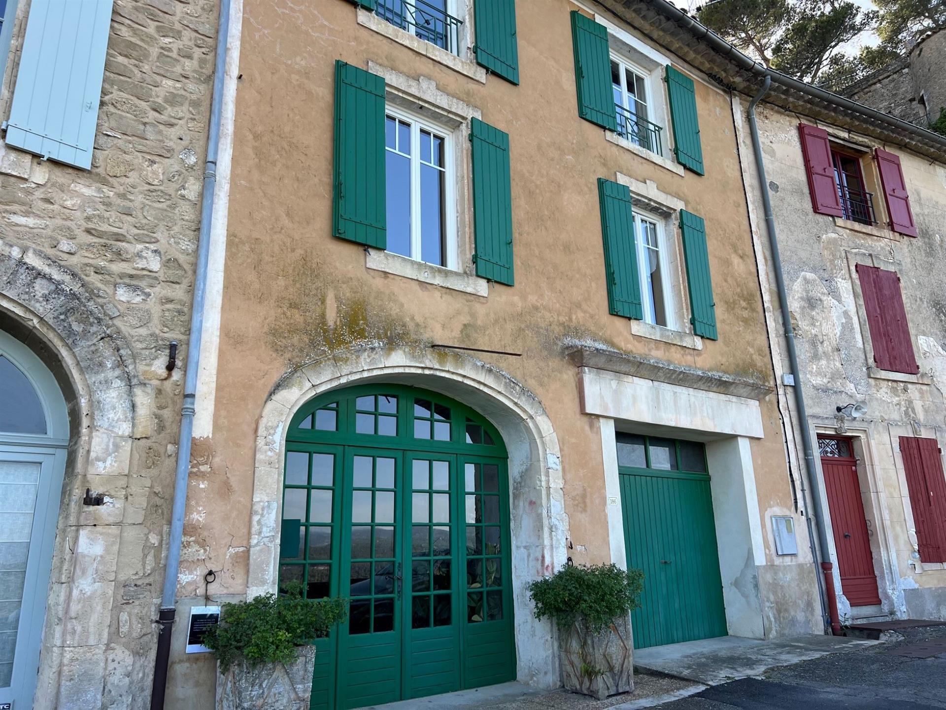 Charmantes Haus zum Verkauf in Ménerbes mit Garten, Garage und herrlichem Blick auf den Mont Ventou