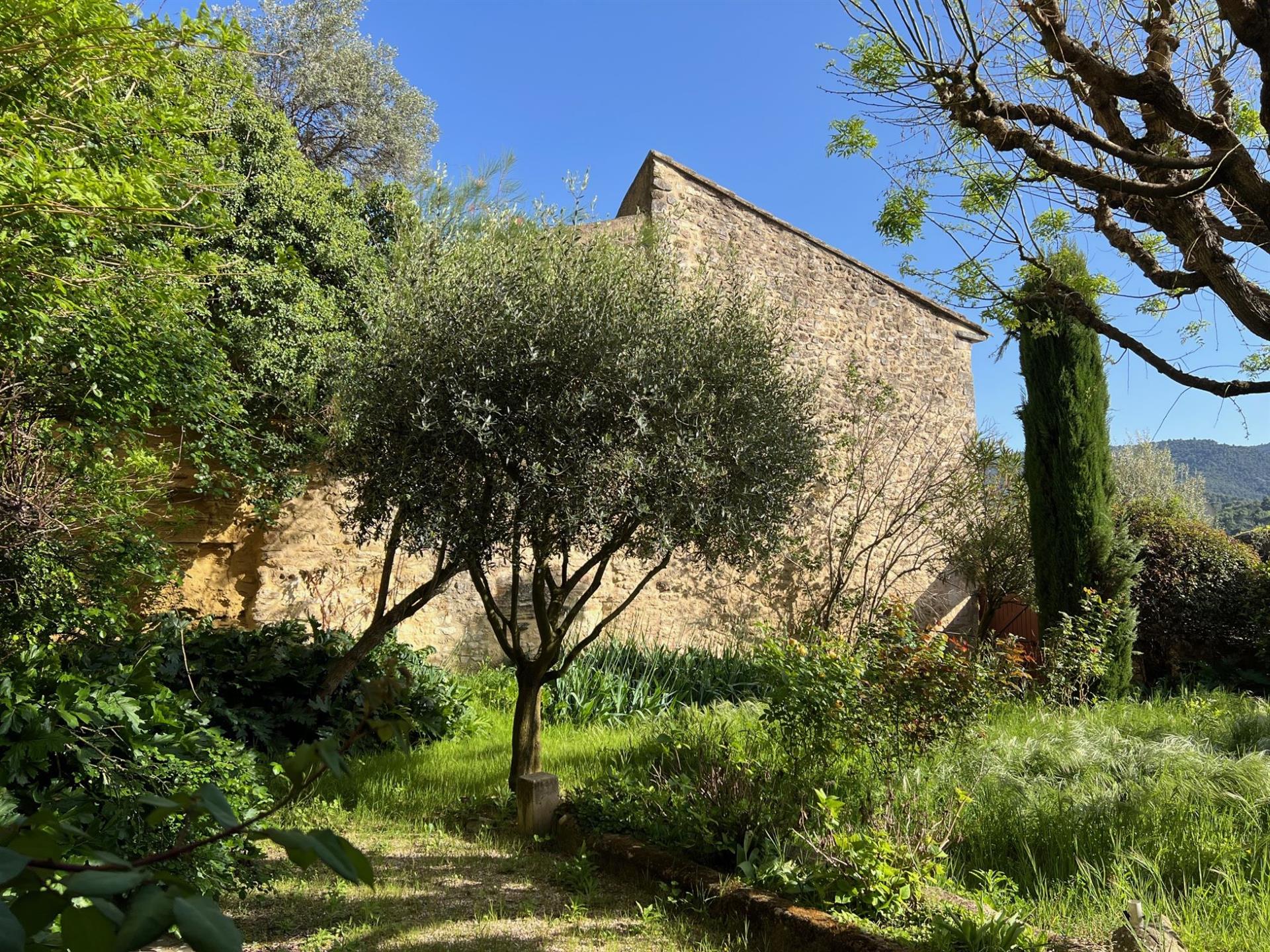 Charmant huis te koop in Ménerbes met een tuin, een garage en een prachtig uitzicht op de Mont Vent