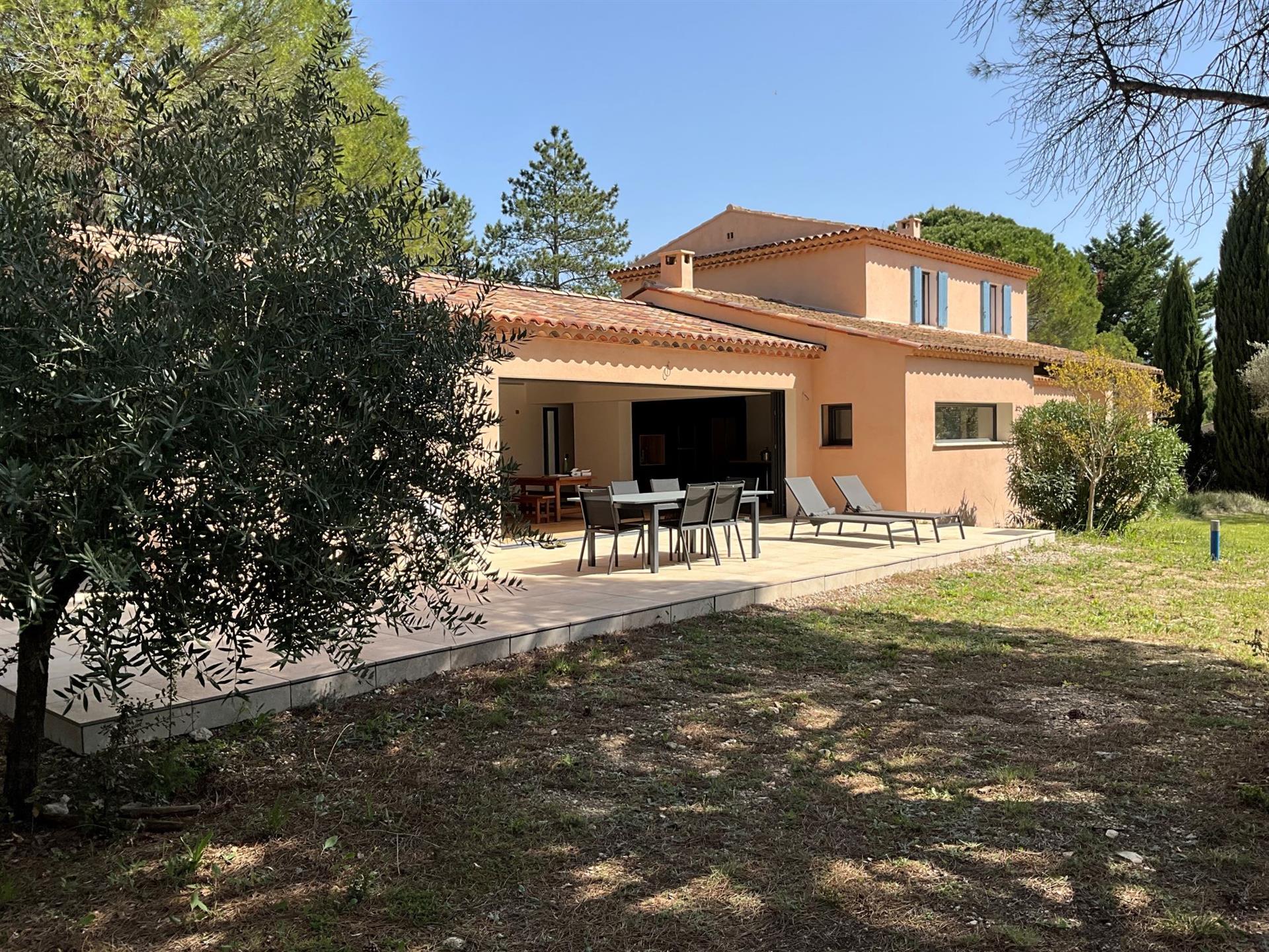 Modernes Haus zum Verkauf in Roussillon mit einem herrlichen Wohnraum und einem gepflegten Garten