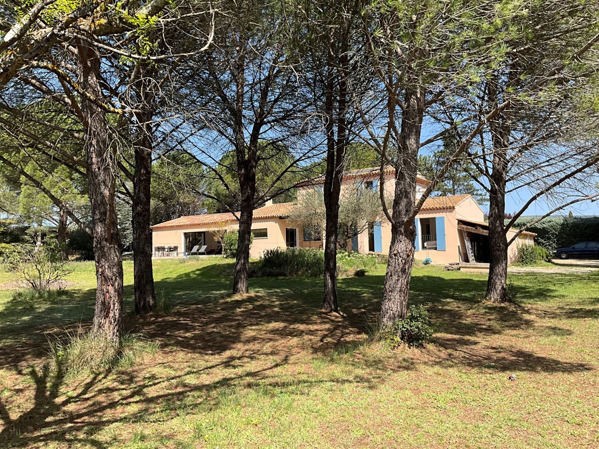 Eigentijds huis te koop in Roussillon met een prachtige leefruimte en een volgroeide tuin