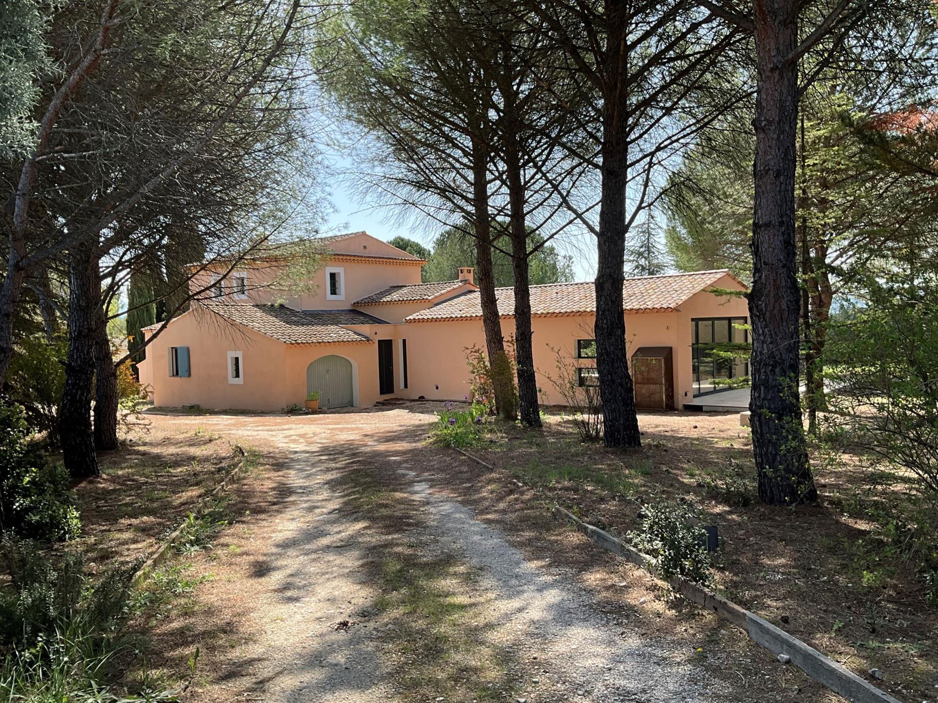 Modern house for sale in Roussillon with a very nice living room and a planted garden