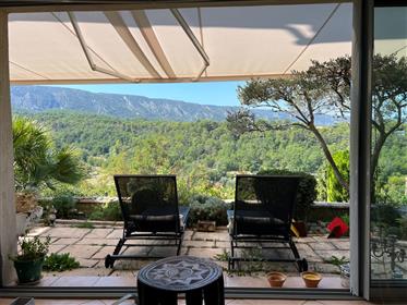 Maison de village à vendre à Ménerbes avec une terrasse, un jardin et une vue panoramique