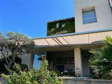Maison de village à vendre à Ménerbes avec une terrasse, un jardin et une vue panoramique