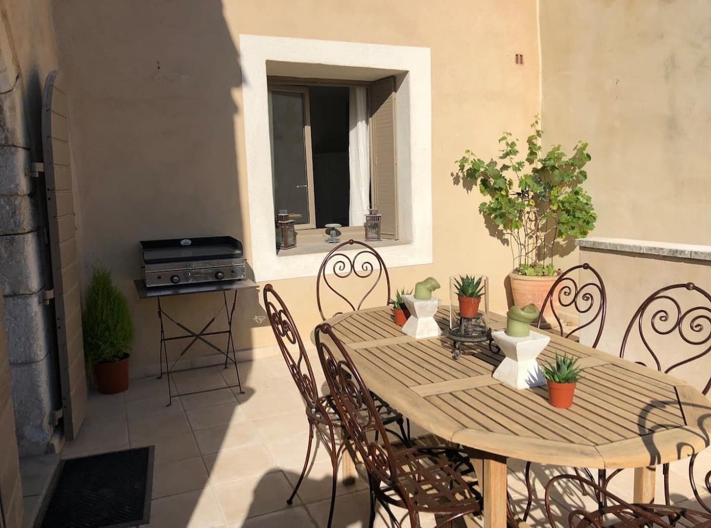 Village house for sale in Ménerbes with 2 terraces, a pool and a nice view 