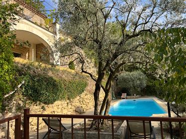 Dorfhaus zum Verkauf in Ménerbes mit einem gepflegten Garten, einem Swimmingpool und einer schönen 