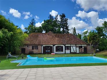 Ala del castillo en venta en Sologne cerca de Salbris en un parque arbolado con jardín y piscina cl