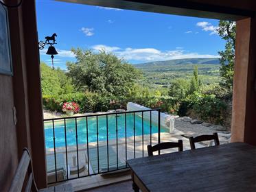 Dorpshuis te koop in Goult met een tuin, zwembad en panoramisch uitzicht
