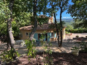 Village house for sale in Goult with a garden, a swimming pool and a panoramic view to the Luberon m