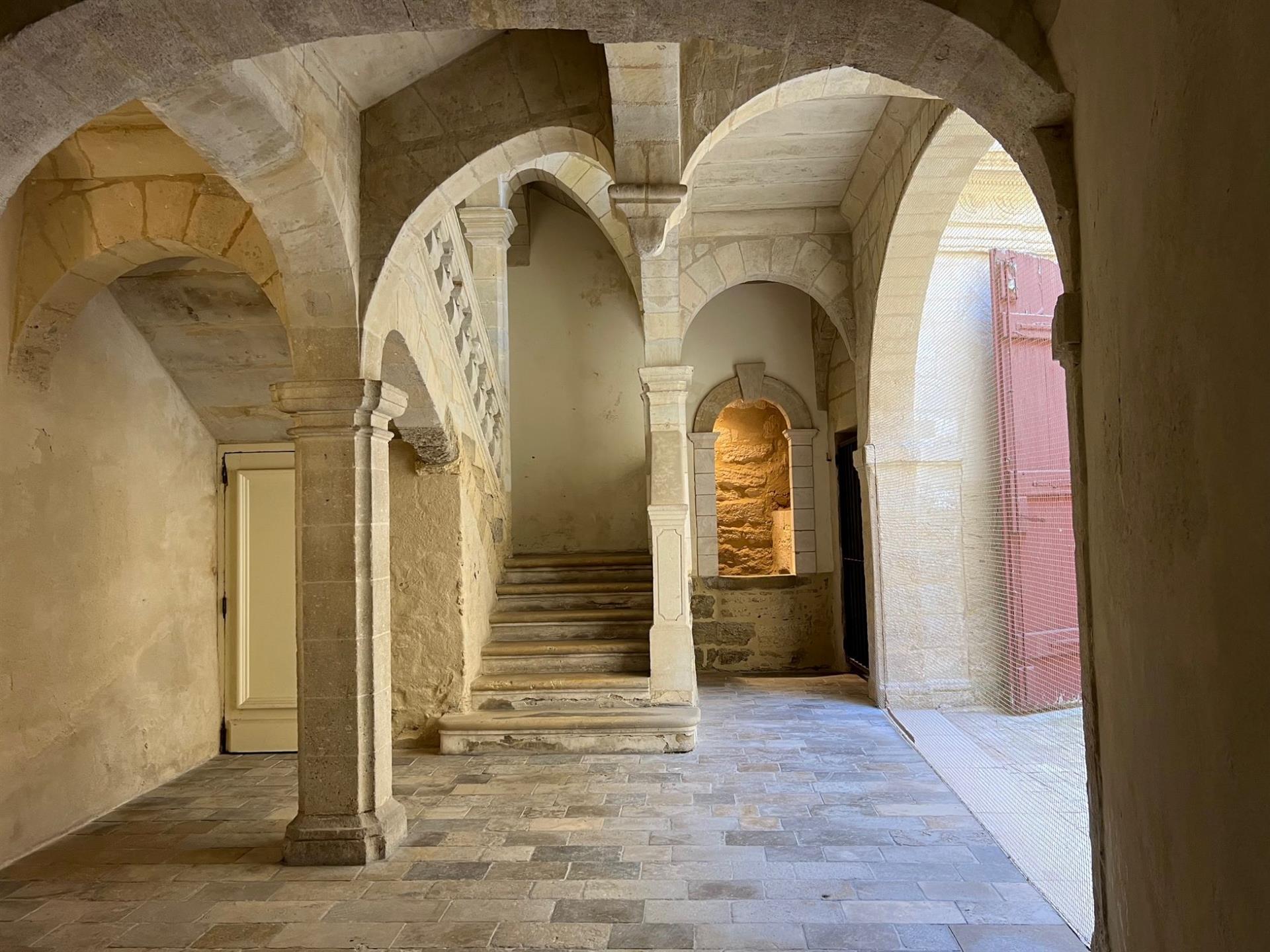 Prestigious apartment for sale in Uzès in a 16th mansion with a nice private garden