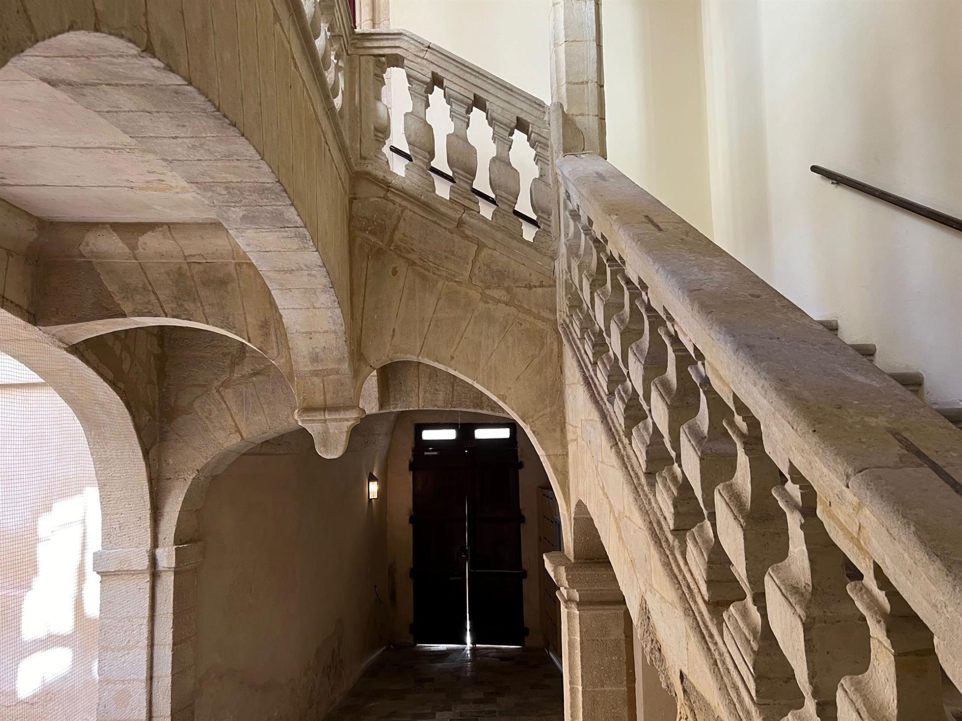 Prestigious apartment for sale in Uzès in a 16th mansion with a nice private garden