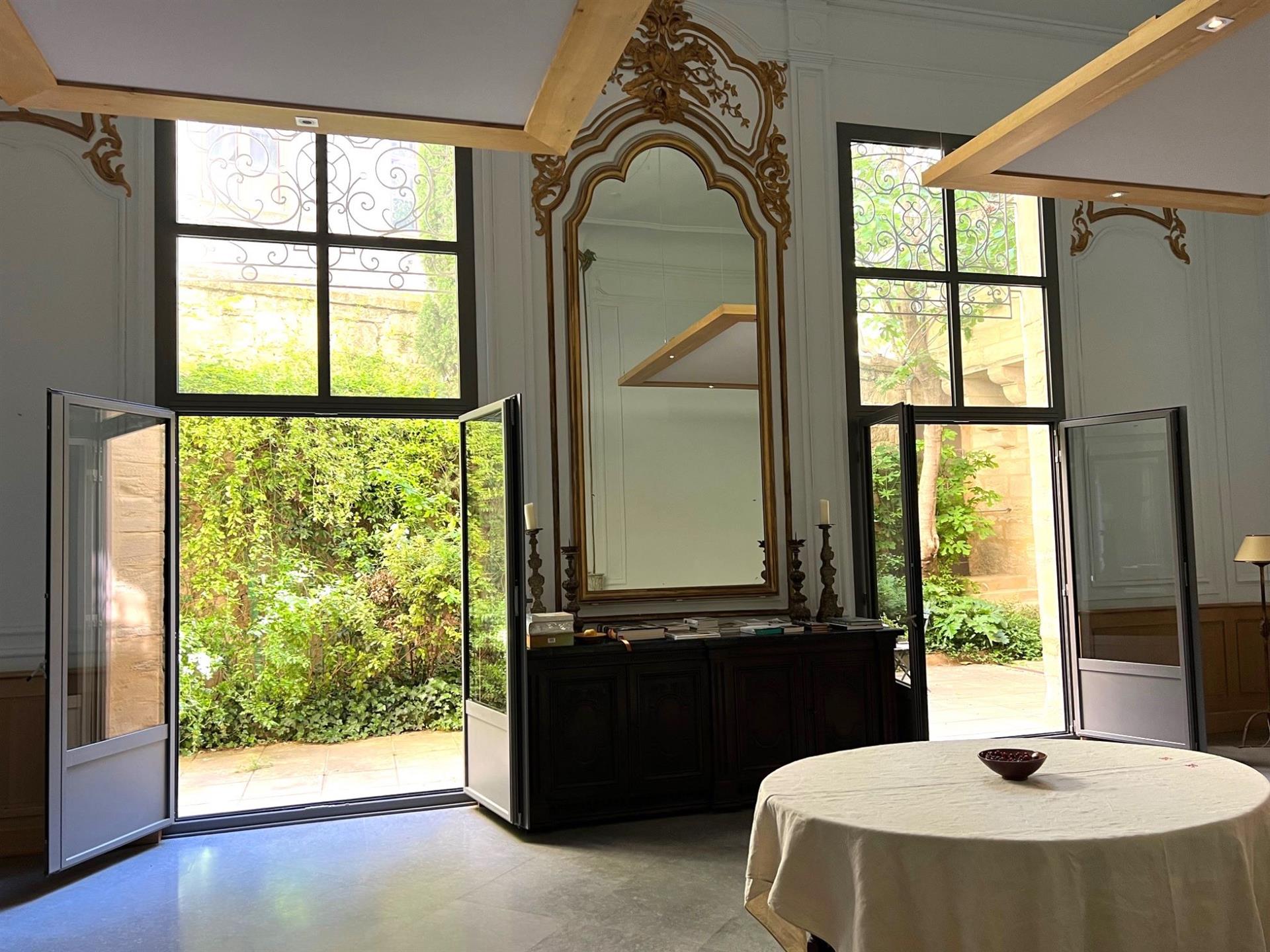 Prestigious apartment for sale in Uzès in a 16th mansion with a nice private garden