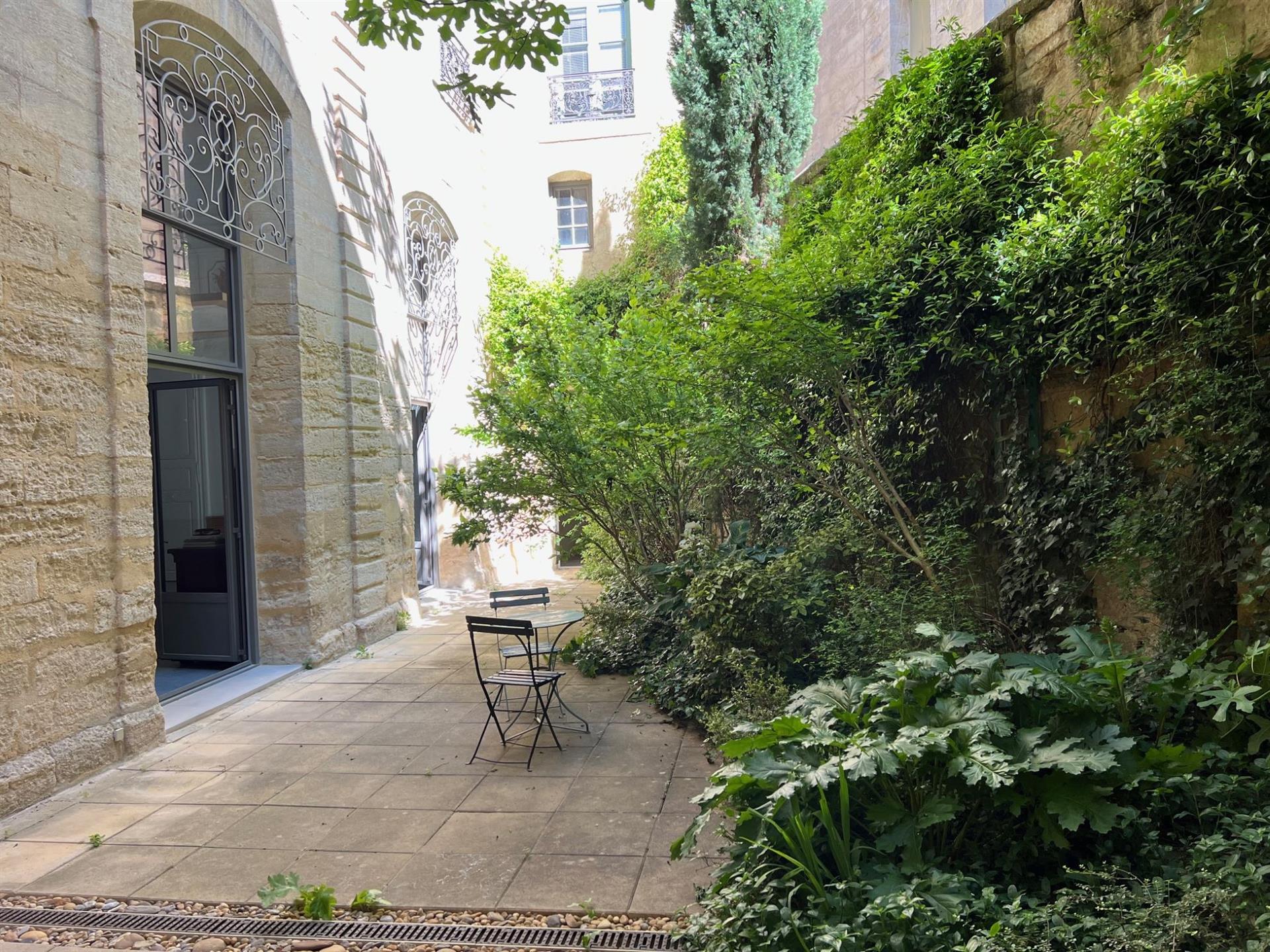 Prestigious apartment for sale in Uzès in a 16th mansion with a nice private garden