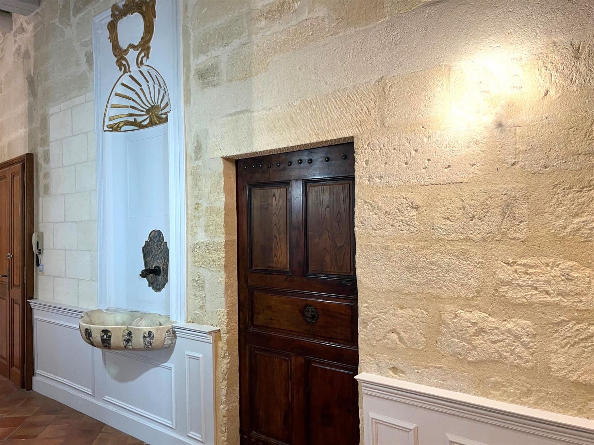 Prestigious apartment for sale in Uzès in a 16th mansion with a nice private garden