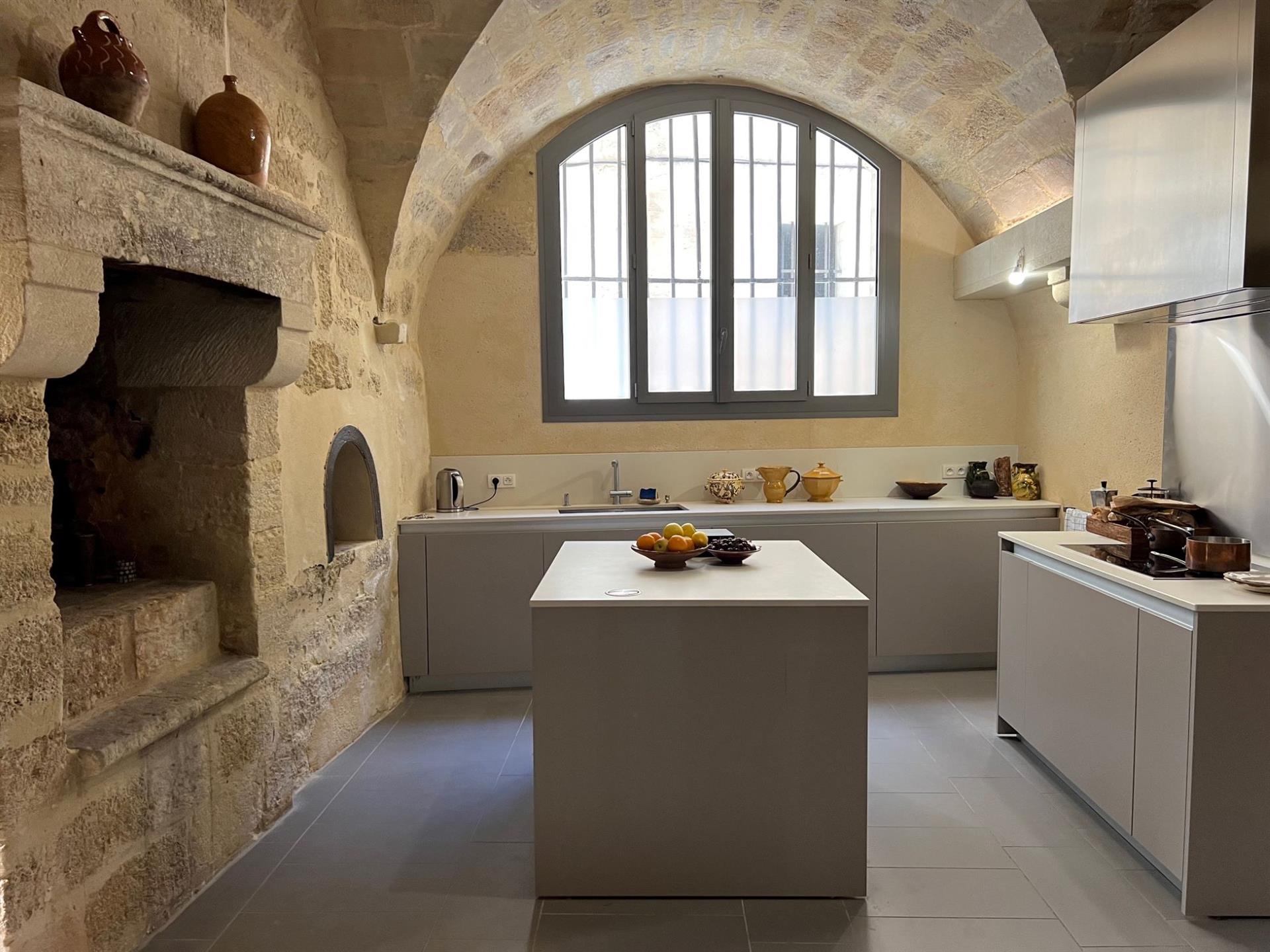 Prestigious apartment for sale in Uzès in a 16th mansion with a nice private garden