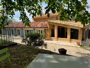 Charmant huis te koop in Apt met panoramisch uitzicht en een huisje