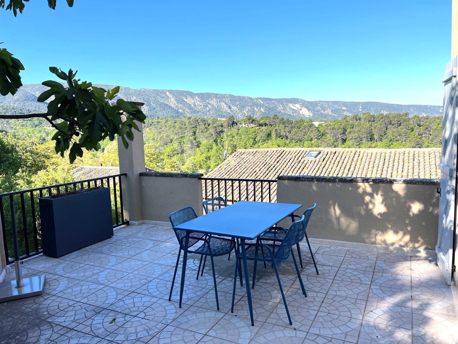 Appartement duplex restauré à vendre à Ménerbes avec une grande terrasse et une vue panoramique