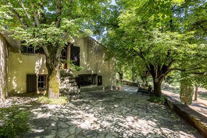 Restored farmhouse for sale in Caseneuve Luberon with a swimming pool a housekeeper's house and 4.9 