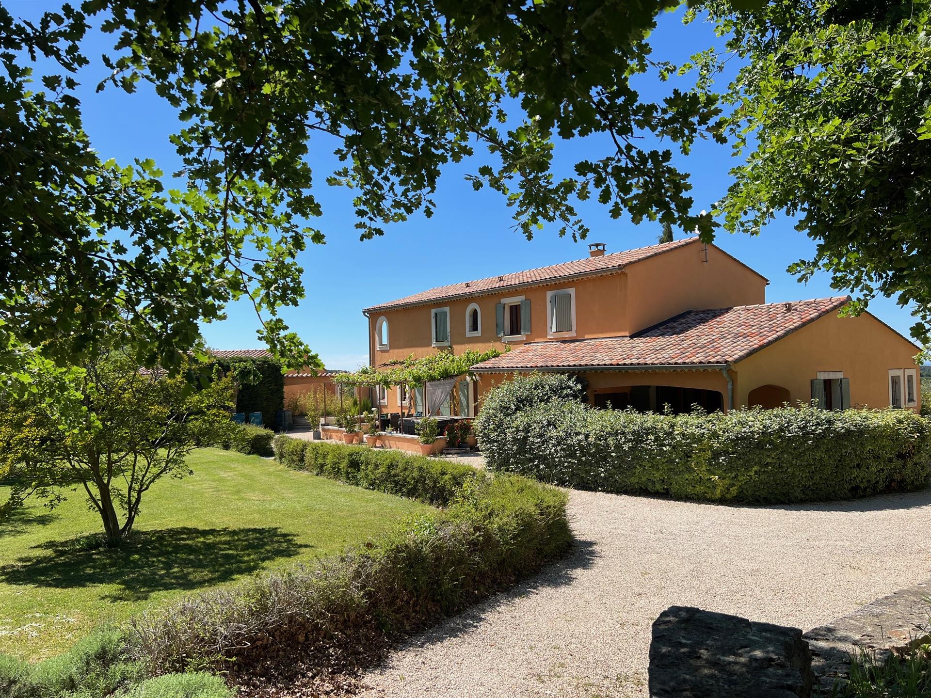 Olive and vine estate for sale in Pernes les Fontaines wis a farmhouse and 3 cottages with a panoram