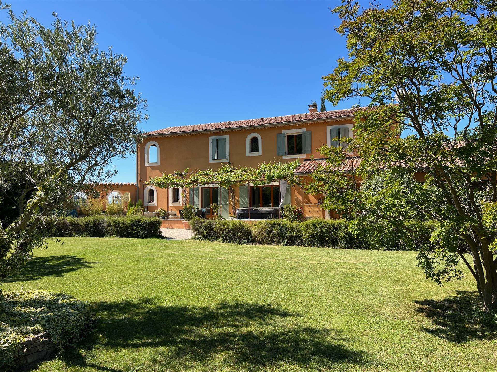 Olive and vine estate for sale in Pernes les Fontaines wis a farmhouse and 3 cottages with a panoram