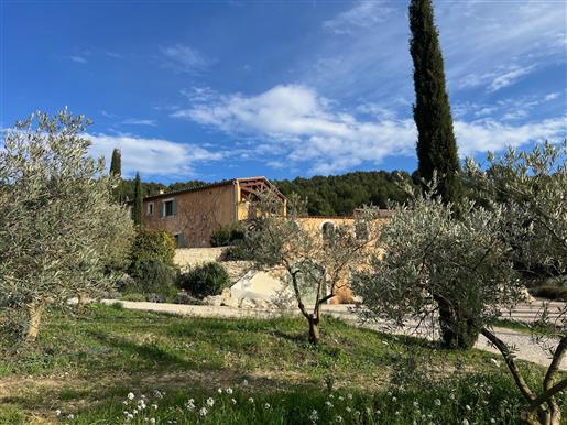 Olivenejendom til salg i Pernes les Fontaines med en bondegård og tre hytter med panoramaudsigt