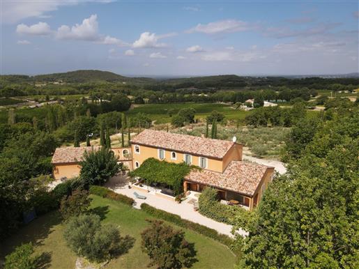 Olivenejendom til salg i Pernes les Fontaines med en bondegård og tre hytter med panoramaudsigt