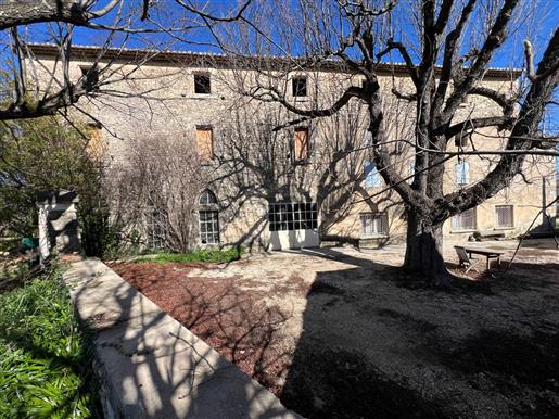 Old stone farmhouse for restore for sale in Ménerbes with a superb cherry orchard and a nice view to