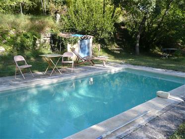 Maison ancienne en pierre à vendre à Ménerbes avec un jardin et une piscine