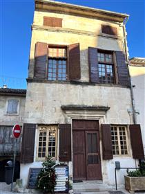 Character village house for sale in Ménerbes with a garden and a panoramic view