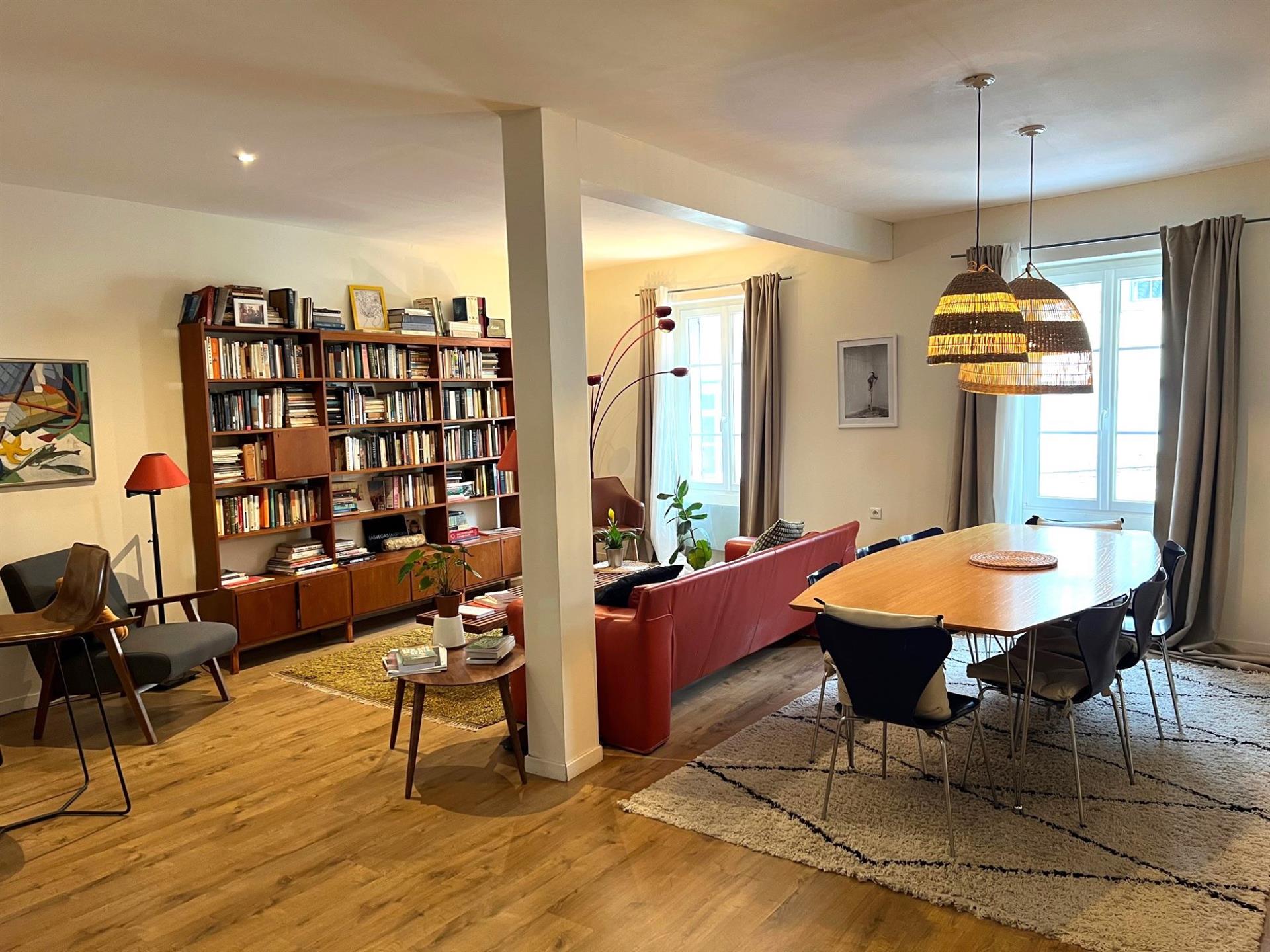 Duplex apartment for sale in Ménerbes in an old restored house in the village center