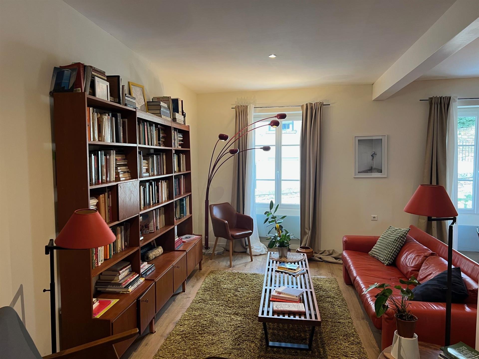 Duplex apartment for sale in Ménerbes in an old restored house in the village center