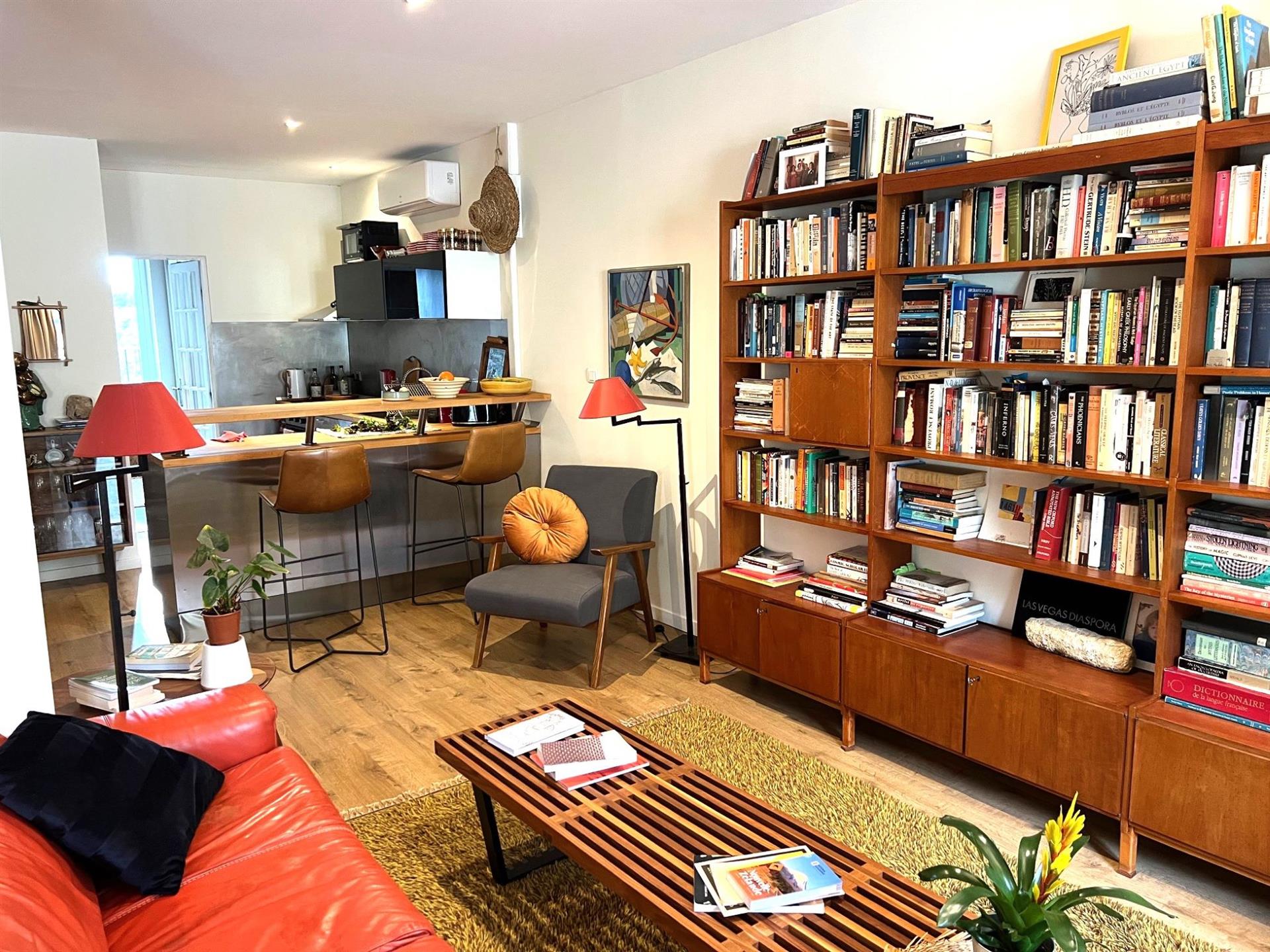 Duplex apartment for sale in Ménerbes in an old restored house in the village center