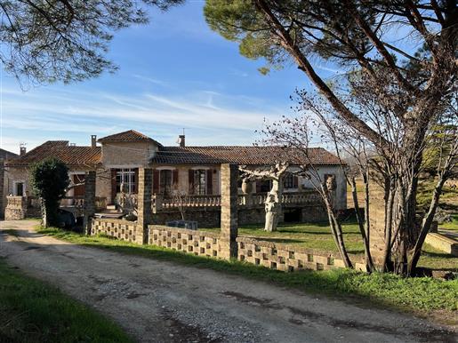 Property for sale in Ménerbes with an old farmhouse, and 7.5 hectares land  